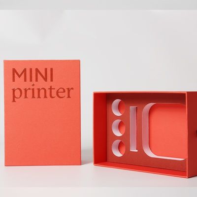 Imballaggio per cassetti di cartone stampati su misura con logo in rilievo e inserto EVA