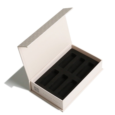 Scatola regalo di cartone grigio e carta rivestita con tappo di chiusura magnetica e inserto EVA nero